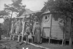 Bau einer provisorischen Unterkunft von Soldaten im Ersten Weltkrieg an der Front