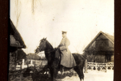 Soldat auf einem Pferd während des Ersten Weltkriegs in einer l