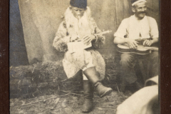 Soldaten spielen Musik während des Ersten Weltkriegs in einem p