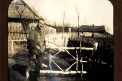 Soldat im Ersten Weltkrieg vor einem verlassenen Gebäude in lä