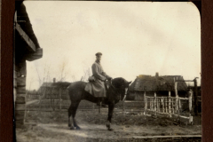 Soldat auf einem Pferd in einem ländlichen Gebiet während des