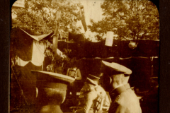 Bewaffnete Soldaten im Ersten Weltkrieg in einem Lager