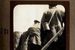 Soldaten im Ersten Weltkrieg beim Überqueren eines Schützengra