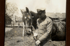Soldat des Ersten Weltkriegs mit seinem Pferd in der Nähe eines