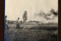 Soldaten im Ersten Weltkrieg beim Löschen eines Brandes auf dem