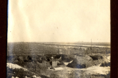 Blick auf ein zerstörtes Schlachtfeld des Ersten Weltkriegs mit
