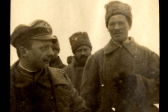 Soldaten des Ersten Weltkriegs im Gespräch auf einem Schlachtfe