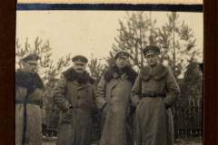 Soldaten im Ersten Weltkrieg stehen in einer kalten Umgebung und