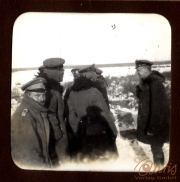 Winterliche Besprechung deutscher Offiziere während des Ersten Weltkriegs an der Front im Jahr 1917