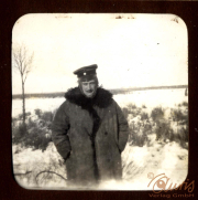 Soldat im Ersten Weltkrieg trägt winterliche Uniform in einer schneebedeckten Landschaft