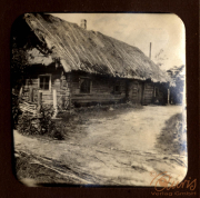 Ein einfaches Landhaus in der Nähe der Front im Ersten Weltkrieg, umgeben von ländlicher Natur und Vegetation