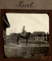Soldat auf einem Pferd in einem ländlichen Gebiet während des Ersten Weltkriegs im Jahr 1917