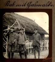 Soldaten im Ersten Weltkrieg vor einer Hütte mit Gasmasken während des Trench Warfare