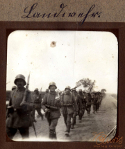Soldaten im Ersten Weltkrieg marschieren in einer ungenannten Region