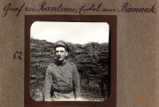 Portrait eines deutschen Soldaten während des Ersten Weltkriegs in einer Frontlinie im Schützengraben