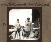 Zwei Soldaten im Ersten Weltkrieg vor einem Holzgebäude in einer militärischen Umgebung