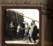 Militärangehörige der Deutschen Armee im Ersten Weltkrieg vor einem Bunker in einem Lager in Rantau