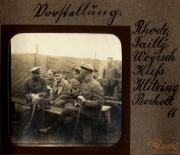 Treffen von Offizieren während des Ersten Weltkriegs in einem Militärlager