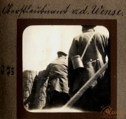 Soldaten im Ersten Weltkrieg beim Überqueren eines Schützengrabens in der Nähe von Wünsdorf