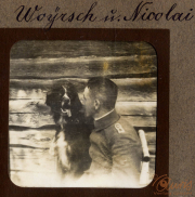 Soldat Woytysch mit seinem Hund während des Ersten Weltkriegs in einer ländlichen Umgebung