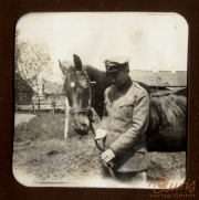 Soldat des Ersten Weltkriegs mit seinem Pferd in der Nähe eines Bauernhofs
