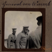 Militärszenen während des Ersten Weltkriegs mit Offizieren und Soldaten in Uniform