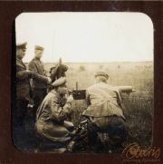 Soldaten des Husaren Regiments beim Schießen mit einem Maschinengewehr in einer Feldumgebung