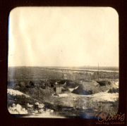 Blick auf ein zerstörtes Schlachtfeld des Ersten Weltkriegs mit Schützengräben und zerfurchter Landschaft