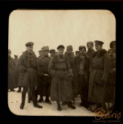 Soldaten des Ersten Weltkriegs stehen zusammen in einer verschneiten Landschaft während eines Winterpause