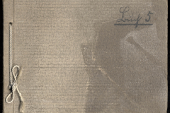 Eine militärische Chronik aus dem Ersten Weltkrieg mit handschriftlichen Notizen und Illustrationen