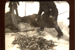 Fischfang während des Ersten Weltkriegs in verschneiten Landschaften