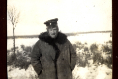 Soldat im Ersten Weltkrieg trägt winterliche Uniform in einer schneebedeckten Landschaft