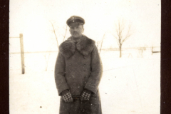 Soldat im Wintermantel während des Ersten Weltkriegs in einer verschneiten Landschaft