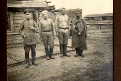 Soldaten des Ersten Weltkriegs vor einem Holzgebäude in einem Militärlager