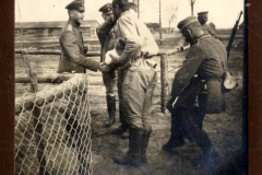 Militärische Gespräche zwischen Soldaten während des Ersten Weltkriegs in einem Lager