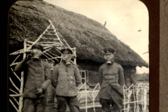 Soldaten im Ersten Weltkrieg vor einer Hütte mit Gasmasken während des Trench Warfare