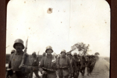 Soldaten im Ersten Weltkrieg marschieren in einer ungenannten Region