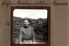 Portrait eines deutschen Soldaten während des Ersten Weltkriegs in einer Frontlinie im Schützengraben