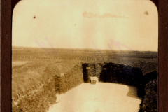 Soldatenlager im Ersten Weltkrieg mit Sicht auf einen Schützengraben in Mitten eines kriegsgeplagten Geländes