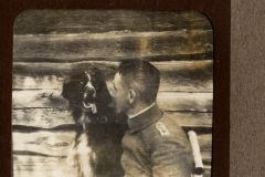 Soldat Woytysch mit seinem Hund während des Ersten Weltkriegs in einer ländlichen Umgebung