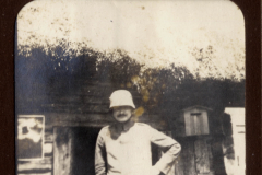 Soldat im Ersten Weltkrieg vor einer Unterstandbude, Seher, um 1916