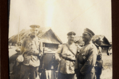 Militärische Offiziere im Ersten Weltkrieg vor einer Kanone in ländlicher Umgebung