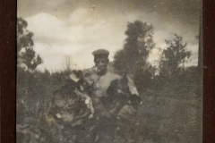 Soldat im Ersten Weltkrieg zwischen Pflanzen in einem Feld