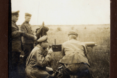 Soldaten des Husaren Regiments beim Schießen mit einem Maschinengewehr in einer Feldumgebung