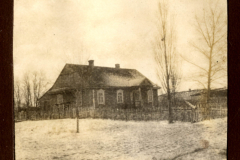 Historisches Bauernhaus aus der Zeit des Ersten Weltkriegs in einer ländlichen Umgebung