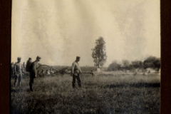 Soldaten während des Ersten Weltkriegs bei der Arbeit auf dem Feld in einer Kriegslandschaft