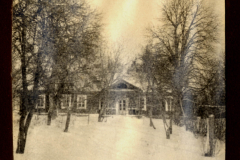Winterliche Landschaft mit einem Gebäude während des Ersten Weltkriegs in einer ruhigen Umgebung