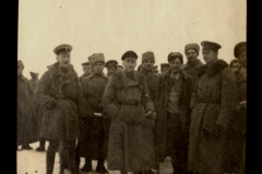 Soldaten des Ersten Weltkriegs stehen zusammen in einer verschneiten Landschaft während eines Winterpause