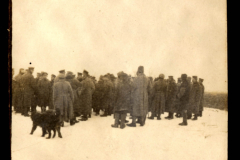 Versammlung von Soldaten während des Ersten Weltkriegs im Winter auf einem kalten, schneebedeckten Gelände