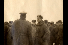 Soldaten im Gespräch während des Ersten Weltkriegs in einem verschneiten Gebiet